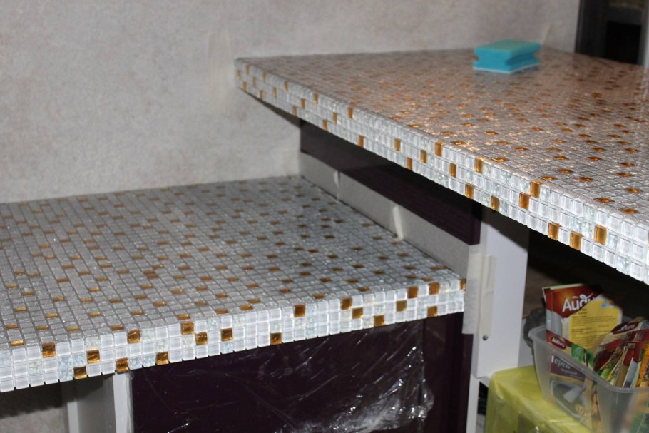 Столешница из мозаики на кухне