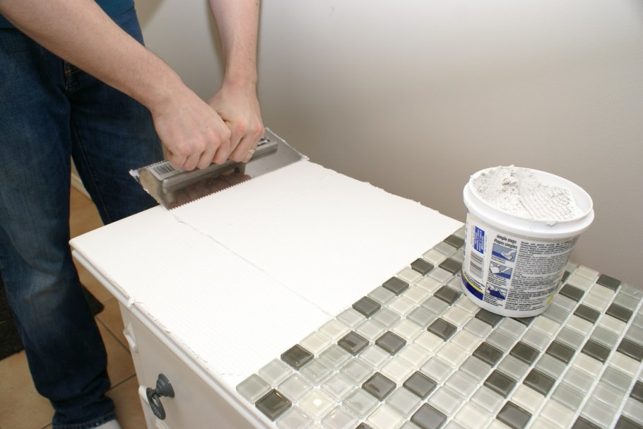 Приклеить мозаику на столешницу