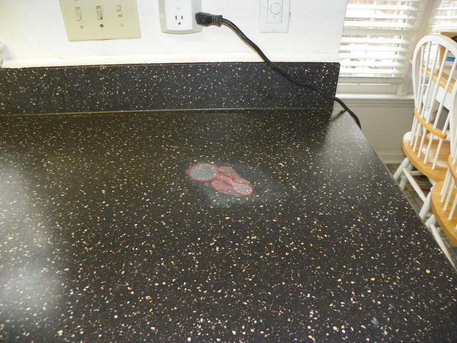 Пятна на столешнице из искусственного камня