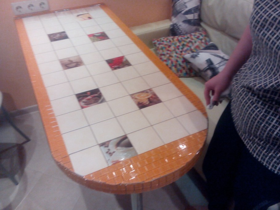 Выложить столешницу плиткой