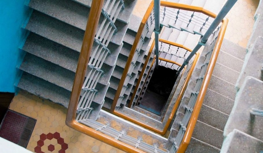 Лестница в жилом многоэтажном доме