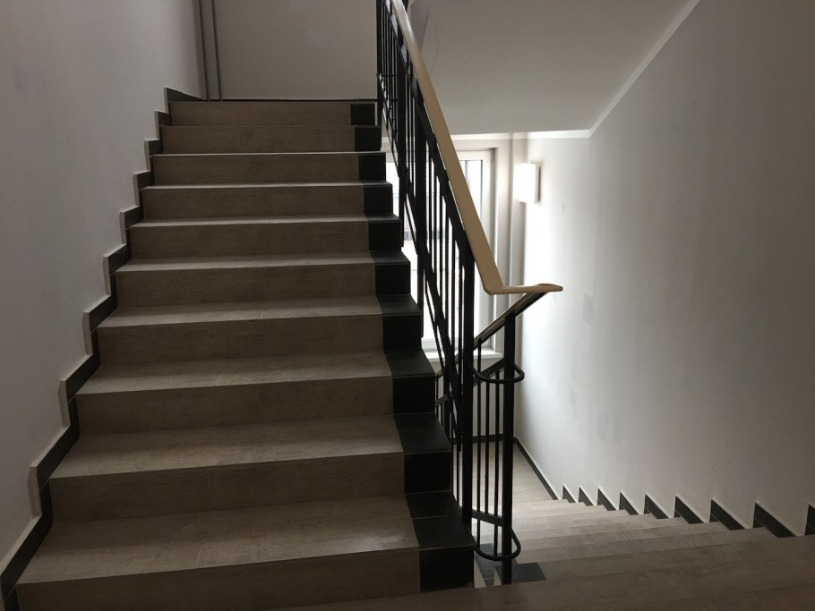 Лестница в лестничной клетке