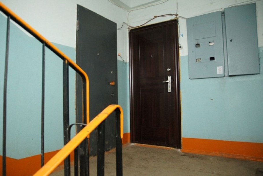 Лестничная площадка с дверью в квартиру