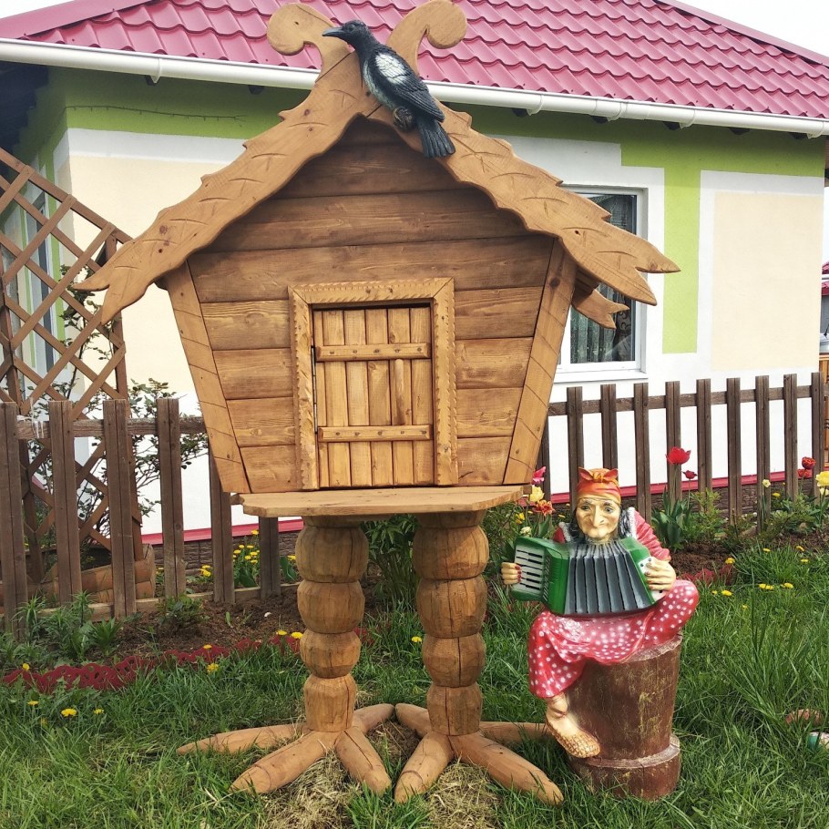 Домик на курьих ножках для сада
