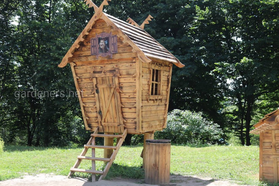 Избушка на курьих ножках для сада