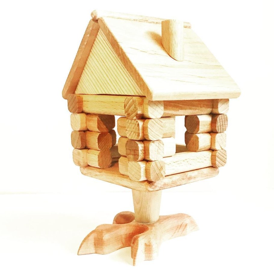 Деревянная избушка на курьих ножках