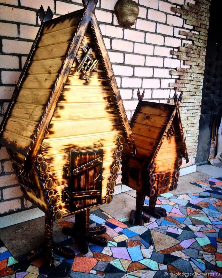 Деревянная избушка на курьих ножках