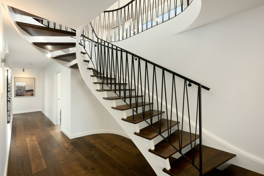 Перила для лестницы в частном доме