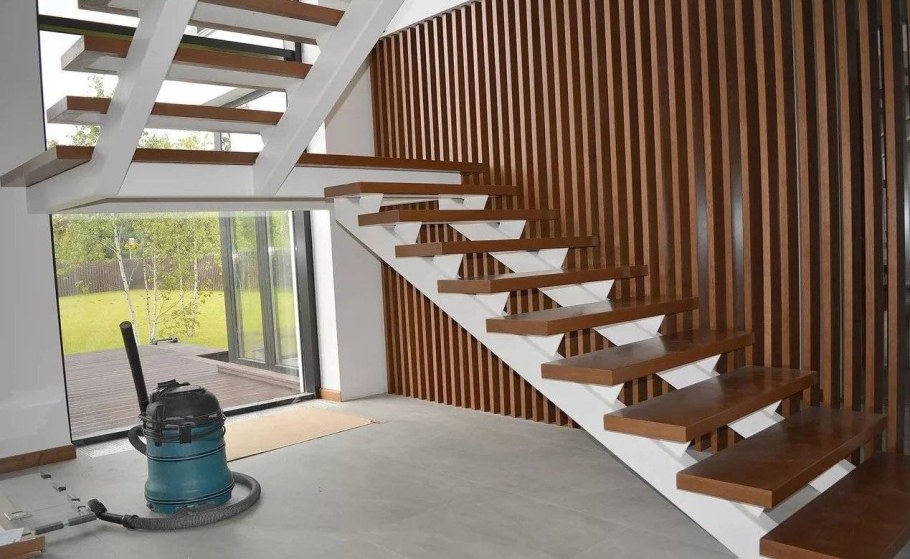 Лестница на второй этаж на косоурах