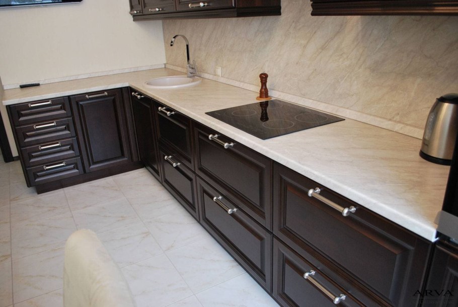 Серая кухня со столешницей венге