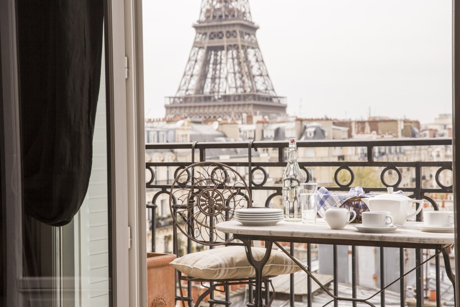 Кафе в Париже с видом на Эйфелеву башню