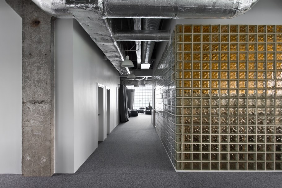 Стена из стеклоблоков