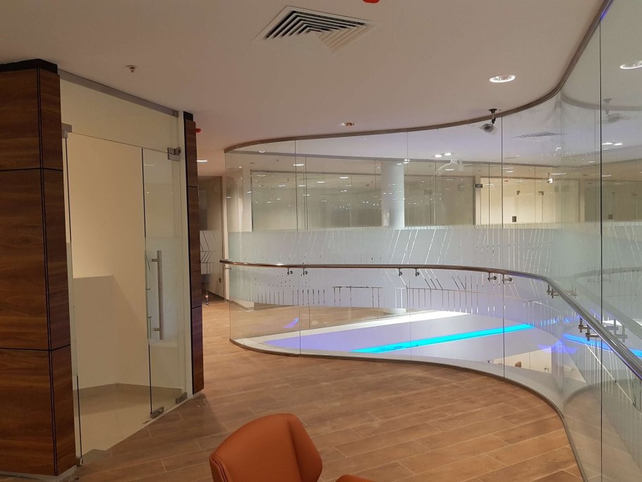 Полукруглая стеклянная перегородка