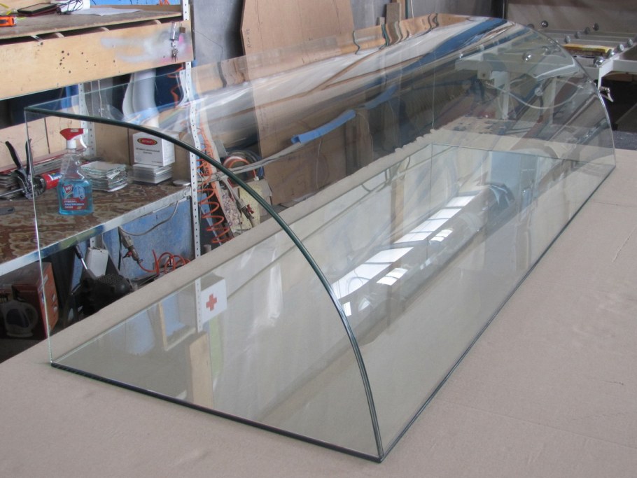 Гнутое стекло для витрин