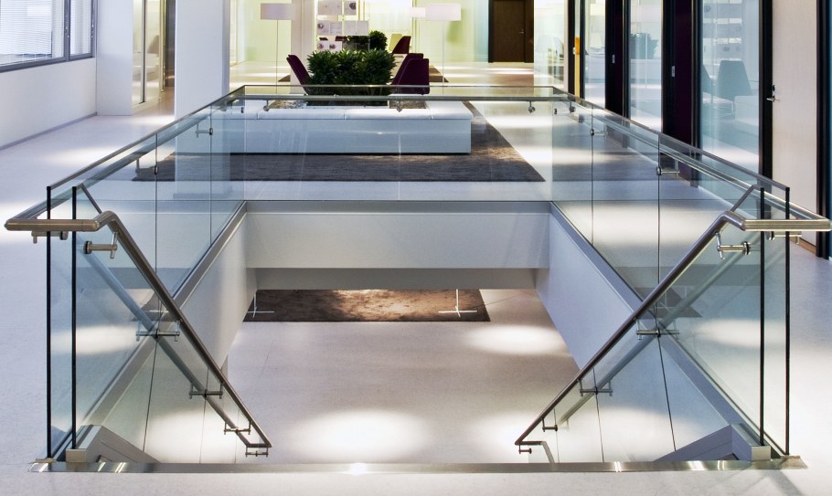 Цельностеклянные ограждения на точках