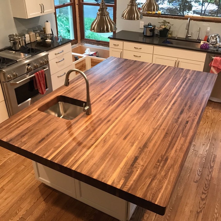 Кухня со столешницей индийское дерево