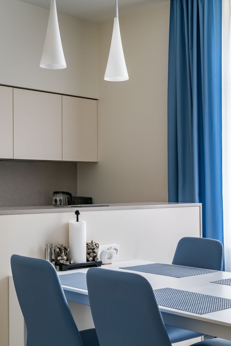 Голубые шторы на кухню