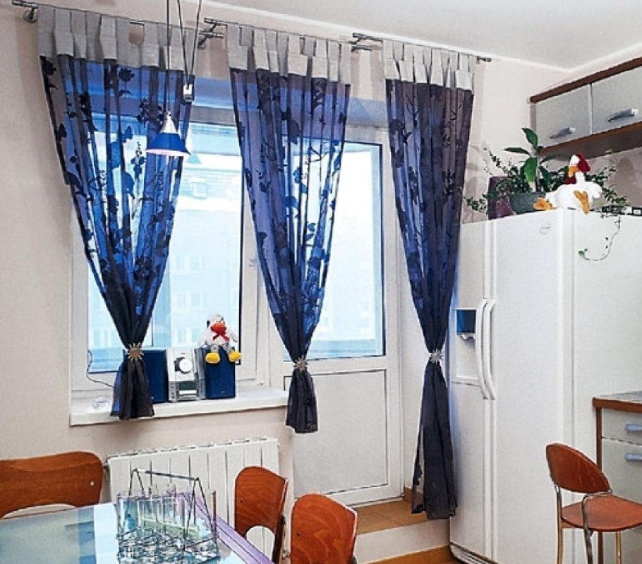 Шторы на кухню в голубых тонах