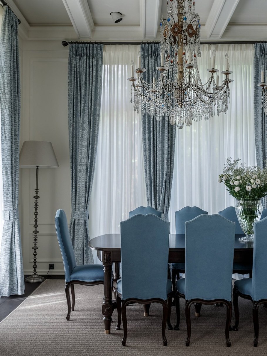 Голубые шторы в интерьере