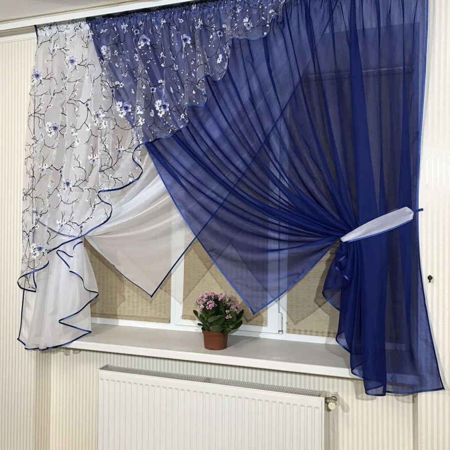 Синие шторы на кухне