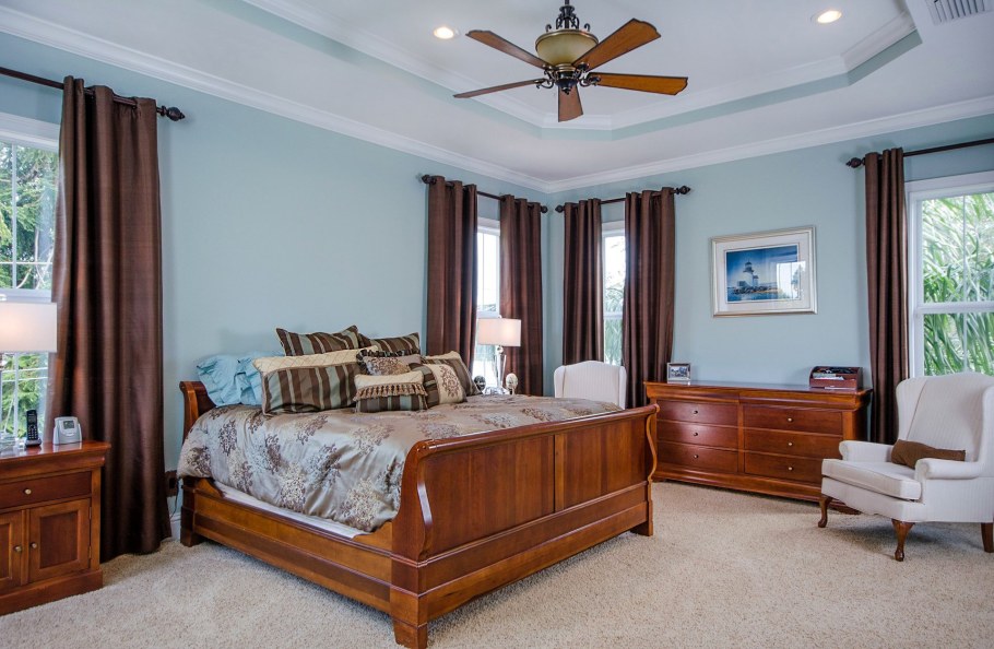 Интерьер спальни с темной мебелью