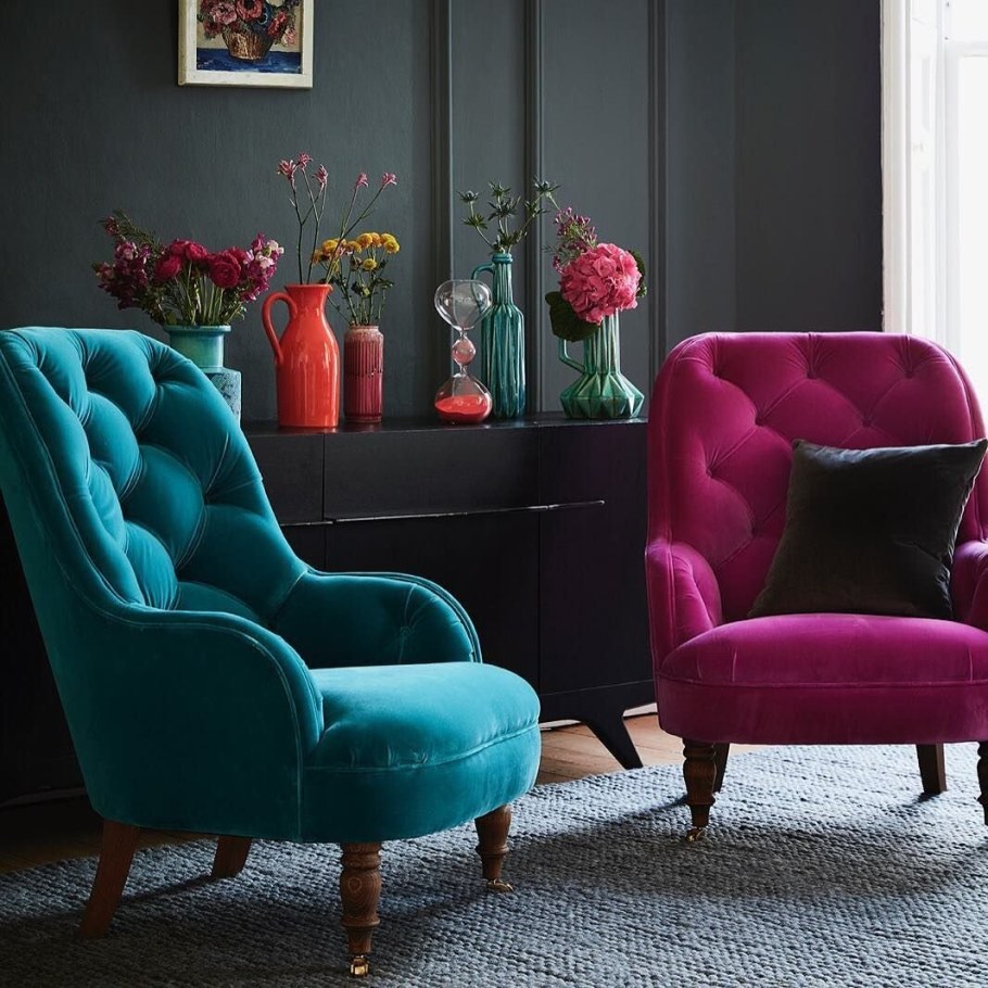 Стильное кресло в гостиную