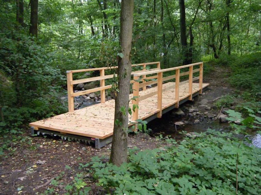 Деревянный мостик через ручей