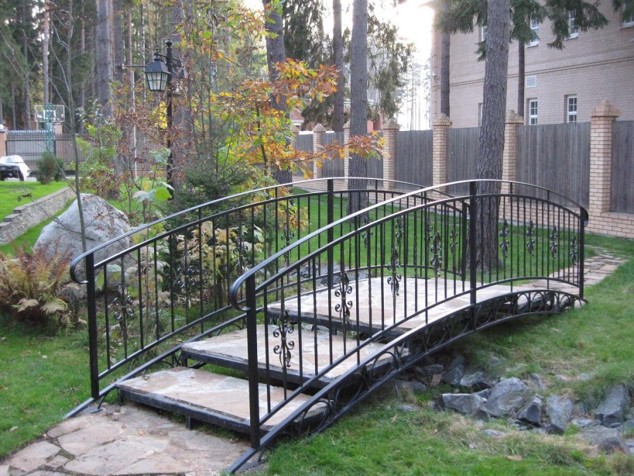 Садовые мостики из металла