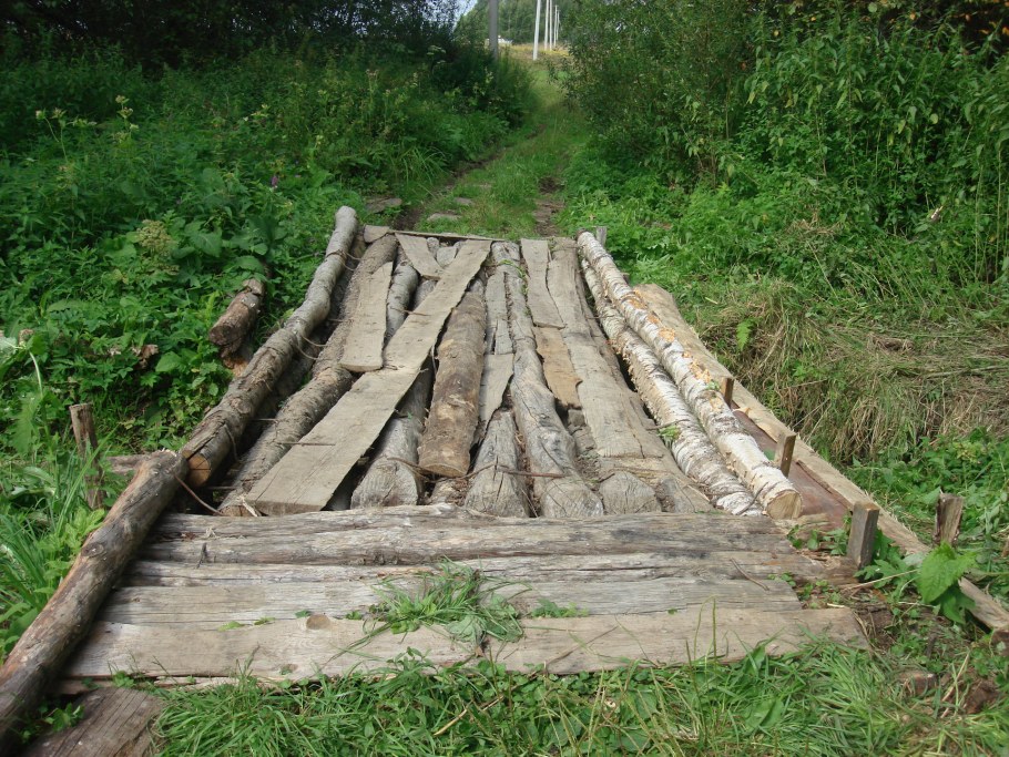 Мостик из бревен