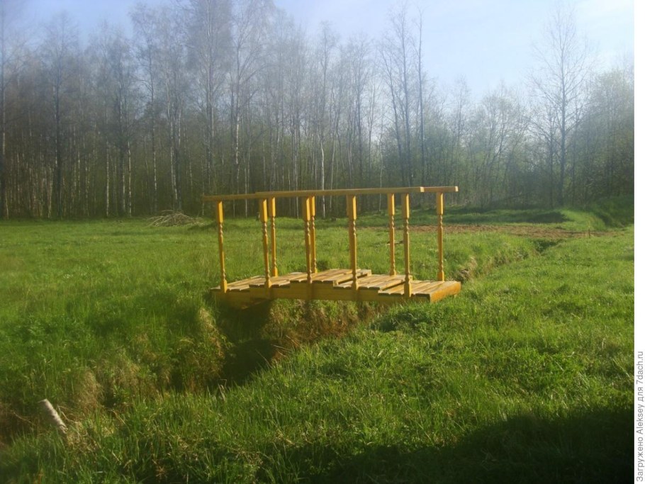 Деревянный мостик через канаву