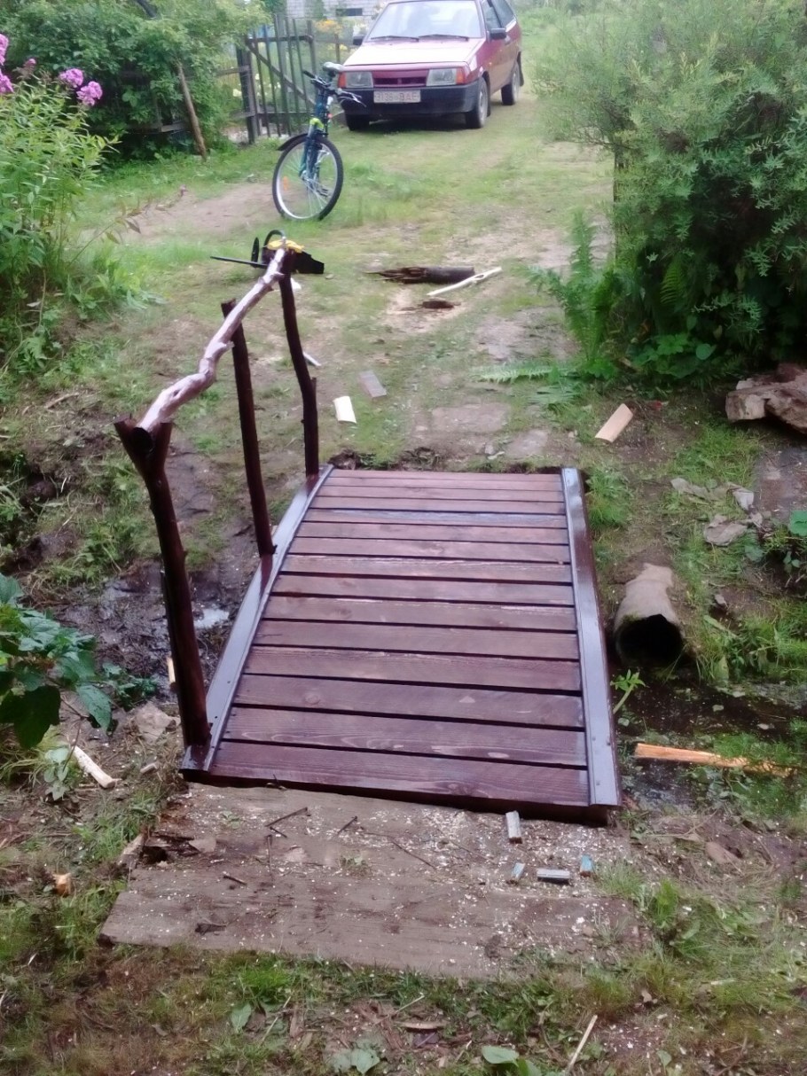 Металлический мостик через канаву