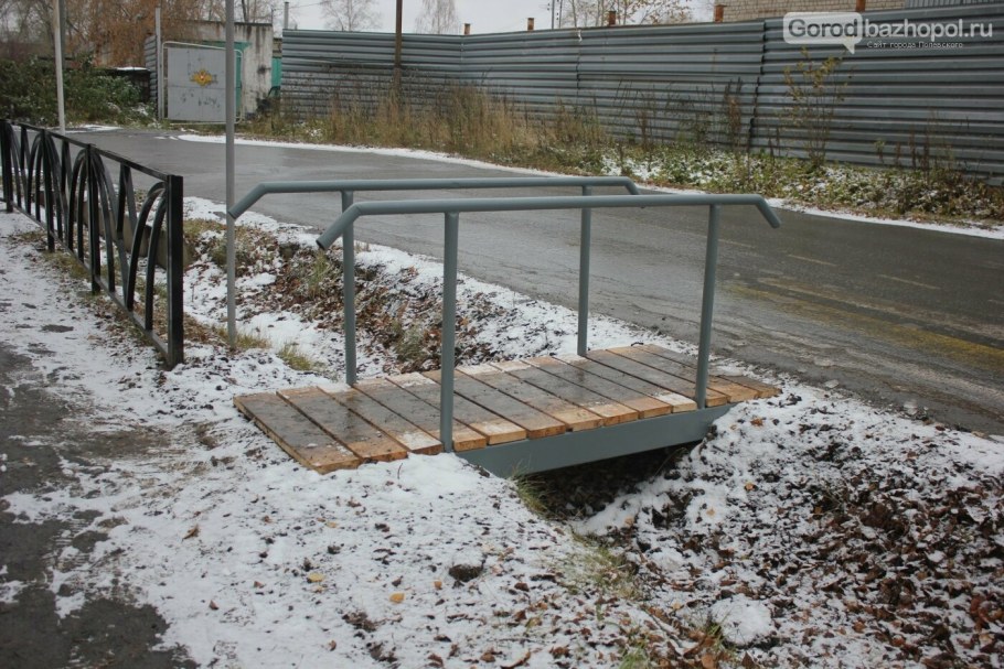 Деревянный мостик через канаву