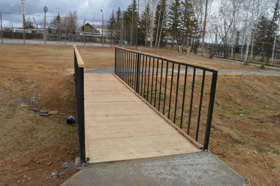 Металлический мостик через канаву