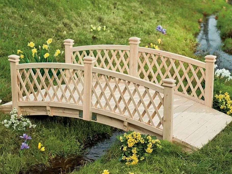 Деревянный мостик на участке