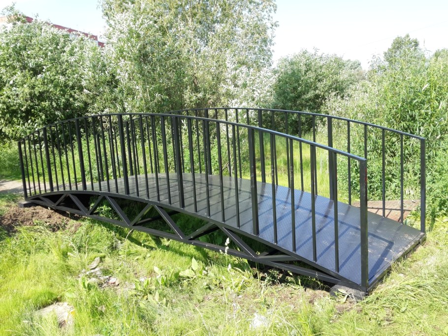 Металлический мостик через канаву