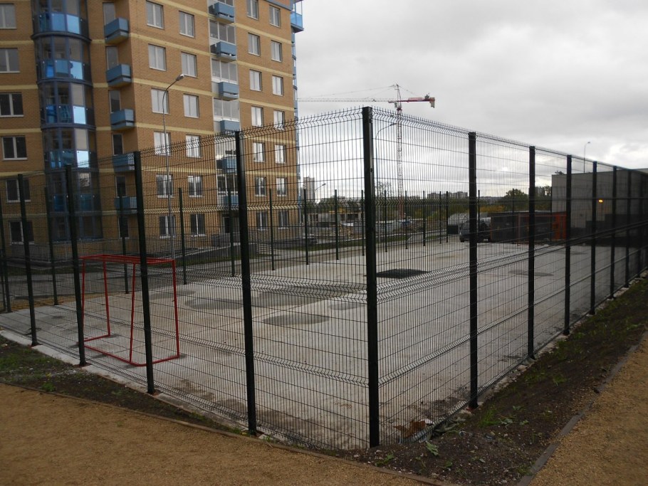 Ограждение спортплощадки еврорешетка высотой 3м