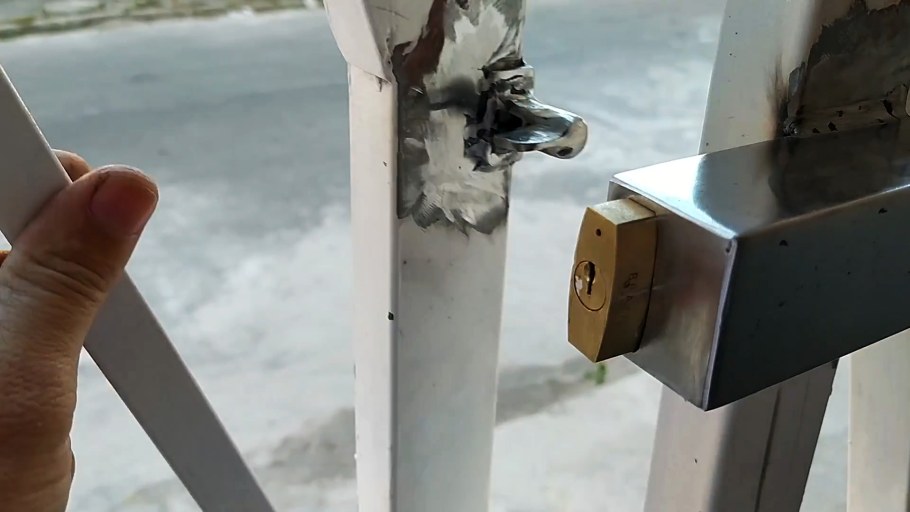 Защита навесного замка от дождя