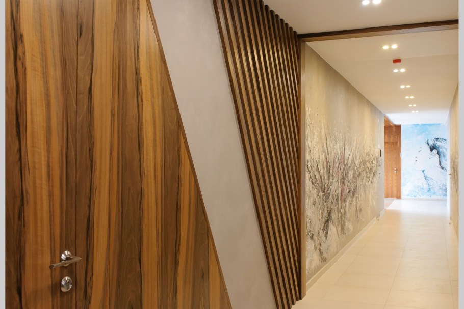 Отделка декоративной рейкой