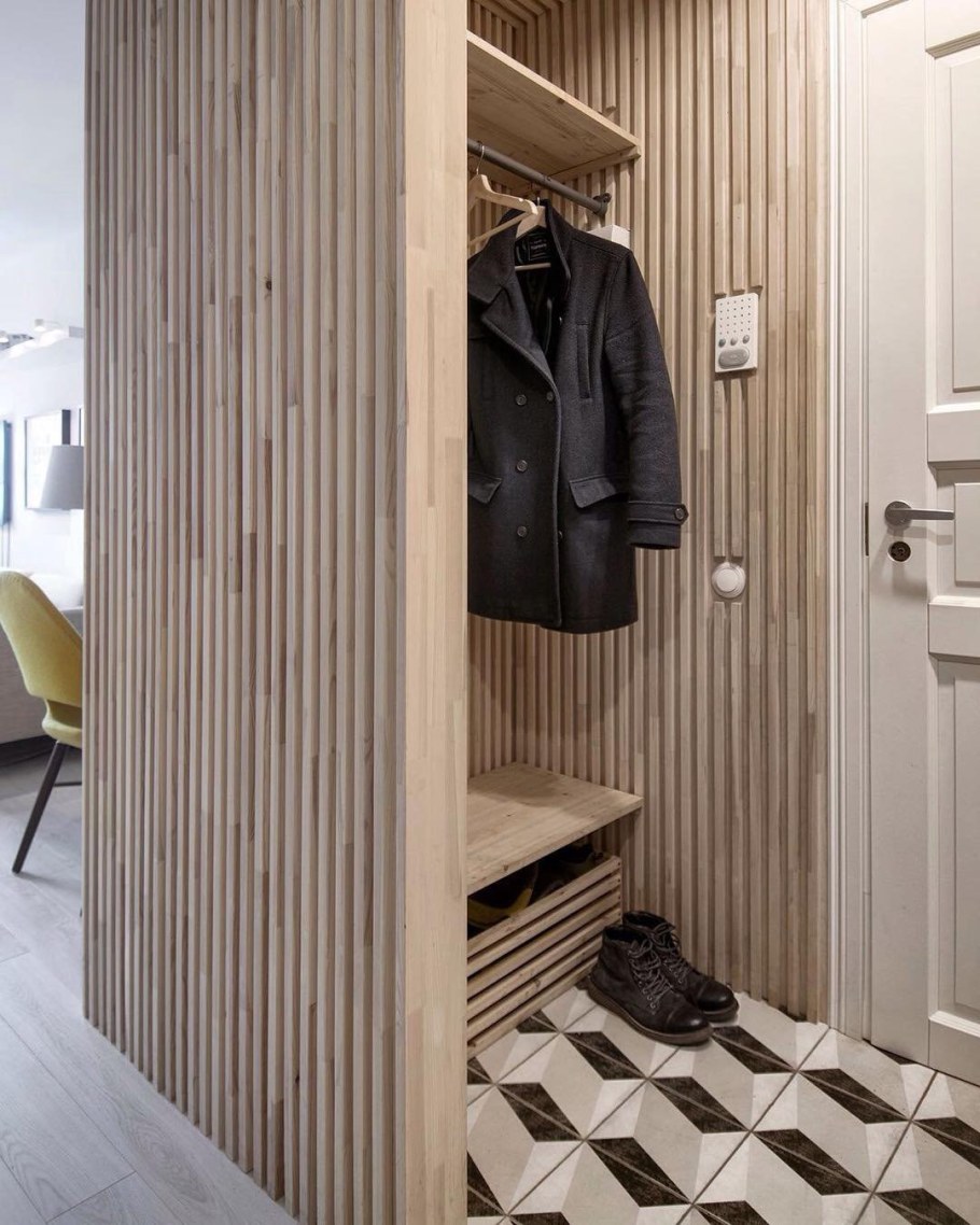 Прихожая в современном стиле с рейками