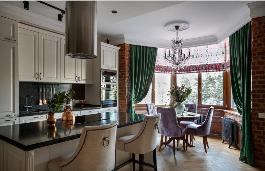 Изумрудные шторы в интерьере гостиной