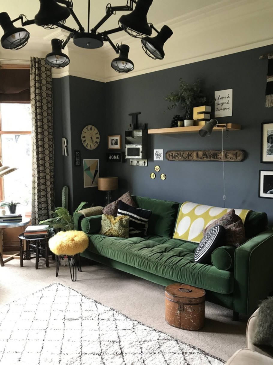 Зеленый диван в интерьере лофт