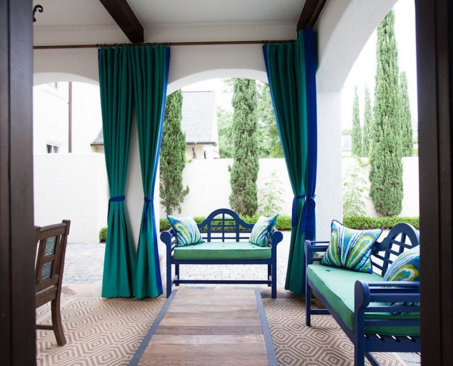 Сине-зеленые шторы в интерьере