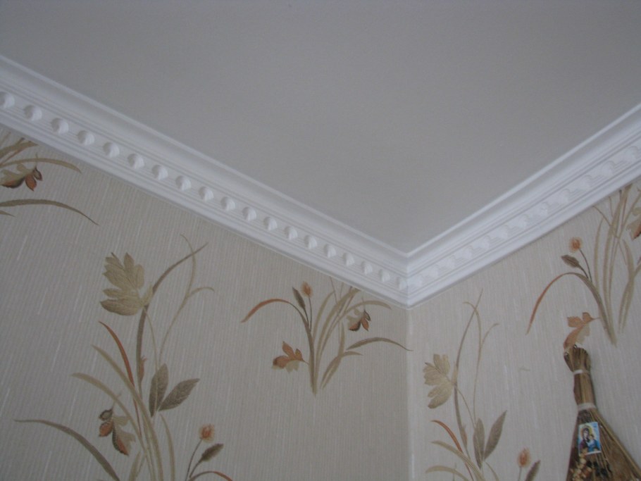 Плинтус потолочный
