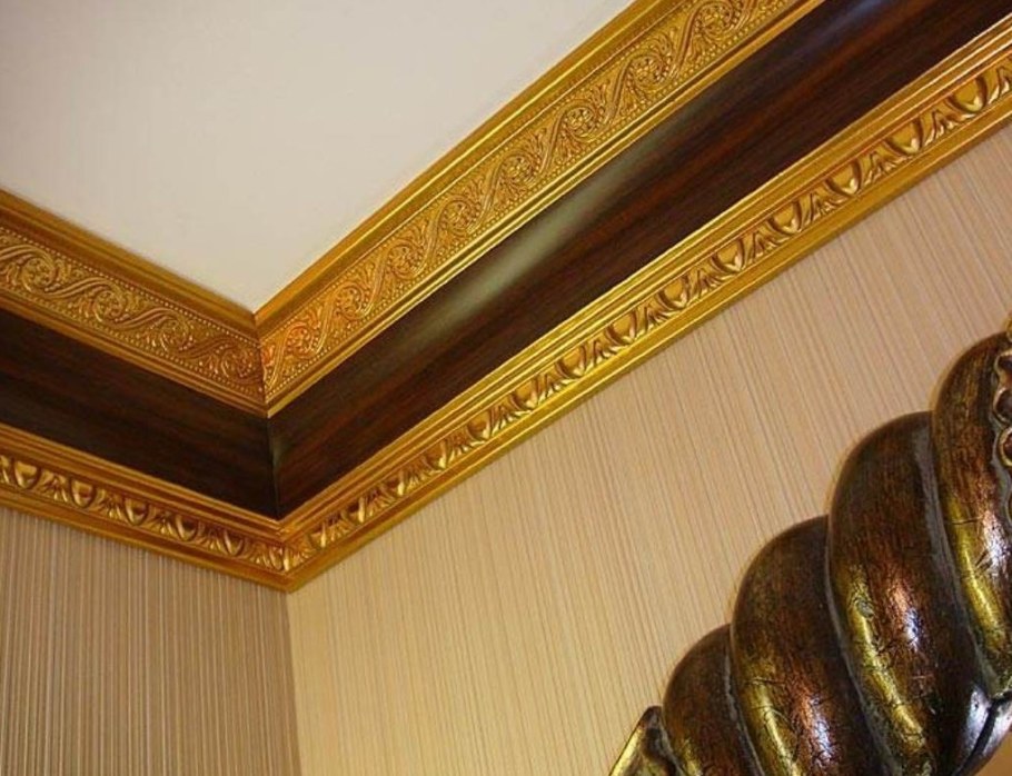 Багетный плинтус на потолок