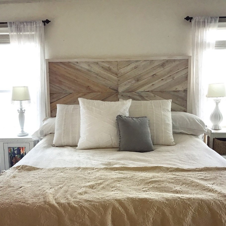 Кровать с деревянным изголовьем