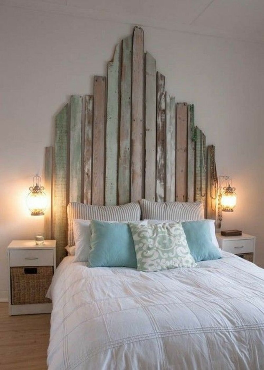 Кровать с деревянным изголовьем