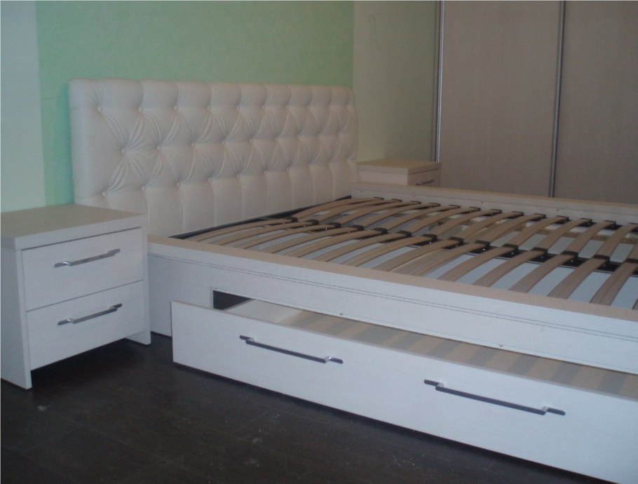 Кровати двуспальные с мягким изголовьем и выдвижными ящиками