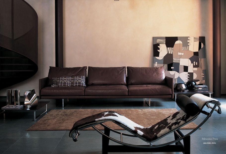 Гостиная с кожаным диваном