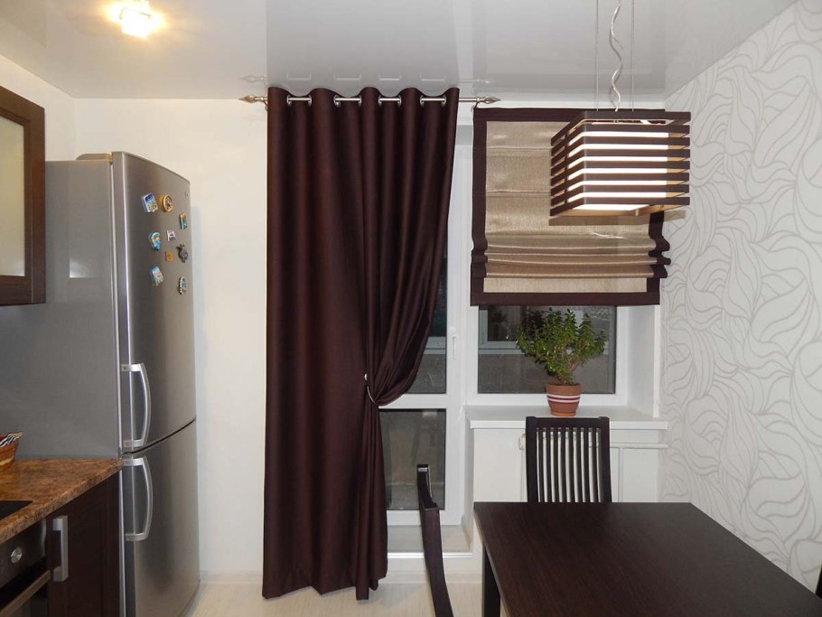 Римские шторы на кухню с балконом