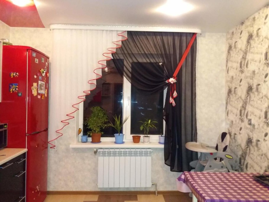 Шторы на кухню с балконной дверью